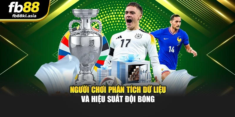 Người chơi phân tích dữ liệu và hiệu suất đội bóng